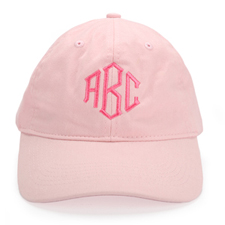 在粉紅色的帽子上搭配一組